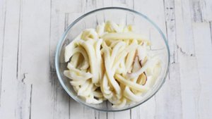 Салат с кальмарами и кукурузой