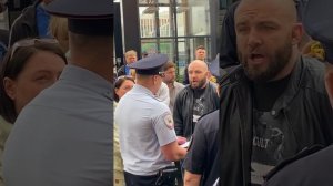 Макс Дивнич помог девушке выселить незаконных арендаторов шаурмечников