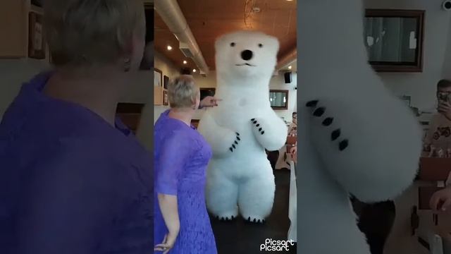 Белый большой мишка поздравляет и радует ? смотреть онлайн