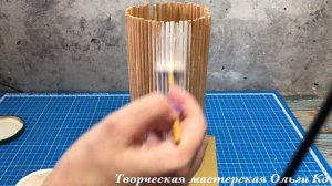Из палочек для суши и стеклянной банки сделала вазу