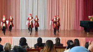 грузинский танец, лезгинка, танцуют девочки красавицы