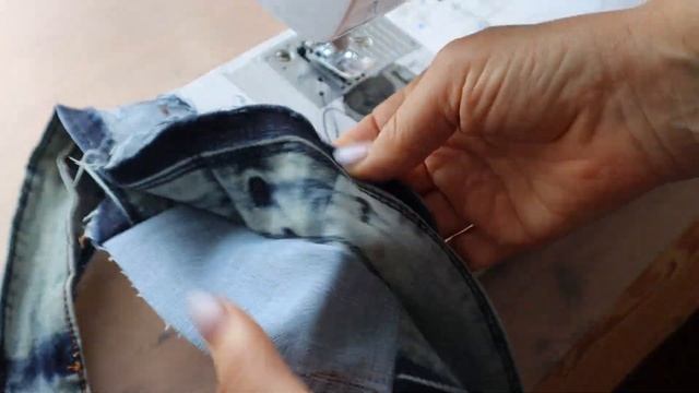 Перестаньте выкидывать джинсы, если они стали малы. Их очень просто расшить и носить ещё много лет смотреть онлайн