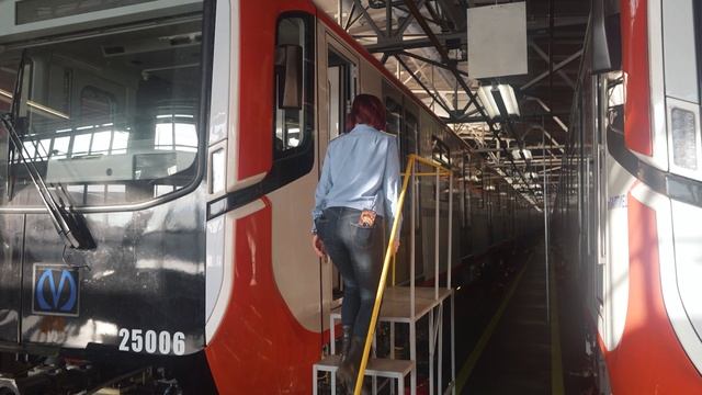 Первые девушки-машинисты нашего метро проходят практические занятия