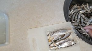 Что делать с уловом уклейки? Заготовим!