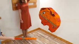 Как разбивают пиньяту . Бьем пиньяту!