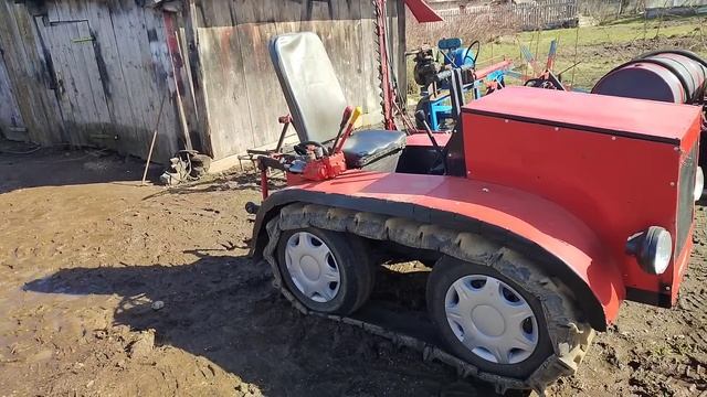 Гусеничный минитрактор спустя три сезона эксплуатации.