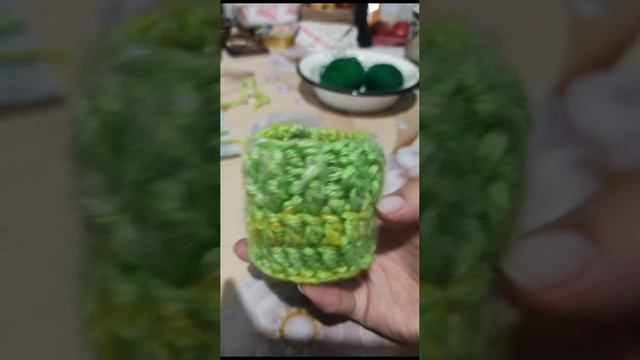первый связанный тапок