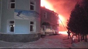 В селе Ая силами пожарных расчётов двух регионов был потушен пожар в двухэтажном гостевом доме