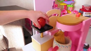 Ева играет с мороженным и показывает как не надо вести себя детям