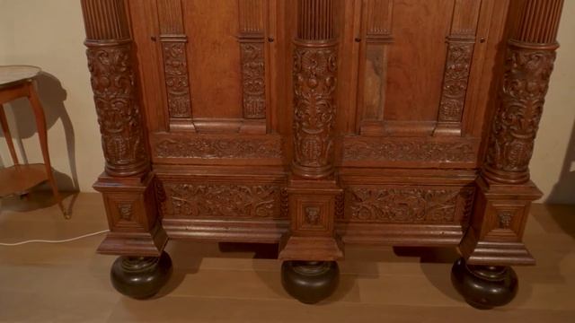 Антикварный шкаф с резными колоннами смотреть онлайн