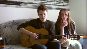 Парень и девушка  поют "вахтерам бумбокс" под гитару.