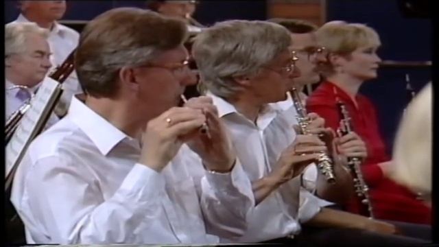 Stravinsky - Circus Polka. AVI OSTROWSKY - Conductor, Norwegian Radio Orchestra смотреть онлайн
