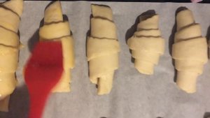 МЯГКИЕ И ВОЗДУШНЫЕ КРУАССАНЫ ИЗ ГОТОВОГО СЛОЕННОГО ДРОЖЖЕВОГО ТЕСТА С ВАРЕНОЙ СГУЩЕНКОЙ