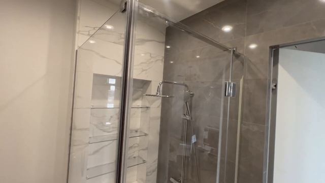 Распашная стеклянная душевая М6 от BERUSTEKLO