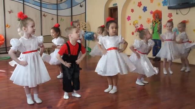 Средняя группа 2 танец Выглянуло солнышко смотреть онлайн