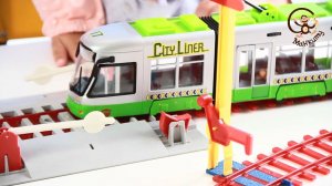 Играемся игрушками машинками. Железной дорогой и общественным транспортом.