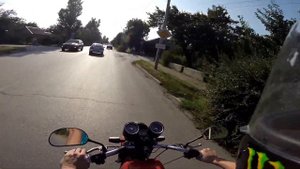 Как хорошо на мотоцикле ехать домой объезжая пробки)!