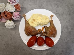 Тушеная утка с овощами.
