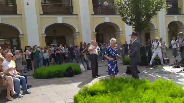 Бабка зажигательно танцует твист! Супер!