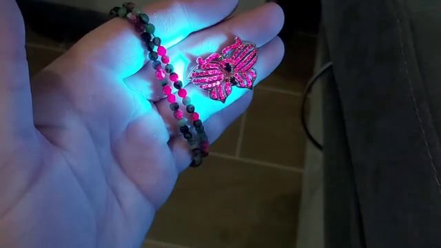 как светят натуральные рубины под ультрафиолетом UV. рубин в цоизите. ruby under uv смотреть онлайн