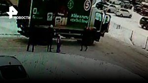 Грузовик наехал на маму с двумя детьми: двухлетнюю малышку сбило с ног - история спасения