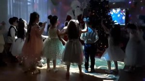 ПЕСНЯ СНЕЖИНКИ СПУСКАЮТСЯ С НЕБА