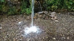 Родник Салаватский на окраине поселка Лаклы в Башкирии