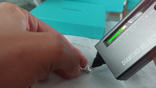 Тестируем  ? Бриллиант Тиффани на подлинность. Реакция прибора. смотреть онлайн