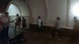 Москва 423 - в переходе около станции метро римская летом вечером в московском метро