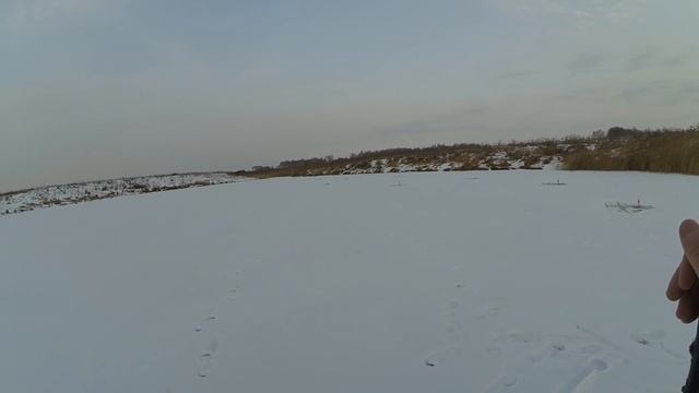 ПЕРВЫЙ ЛЕД: пробуем поймать щуку на жерлицы! Рыбалка на мормышку, жерлицы, безмотылка