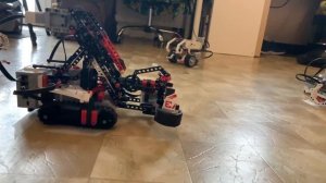 bras robotisé fait un tout droit vue latérale