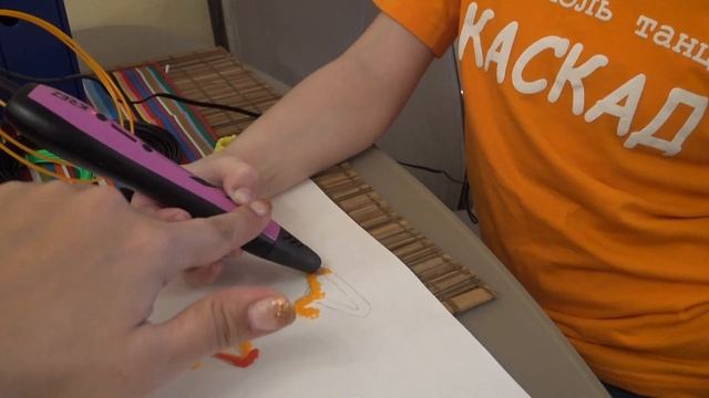 3D ручка. Катя делает 3д ручкой вешалки для одежды Барби. смотреть онлайн