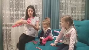 Делаем фигурки из шариков своими руками Как сестрички с мамой учились надувать шарики сосиски