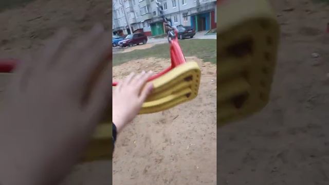 На качелях качается призрак