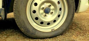 Зачем не докачивать колёса на автомобиле? Можно ли так ездить?