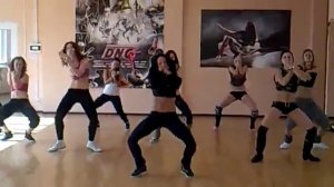 Девушки красиво танцуют