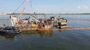 В Самаре со дна Волги подняли затонувшее судно