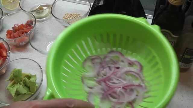 САЛАТ С ФОРЕЛЬЮ, АВОКАДО И СЫРОМ ФЕТАКСА. смотреть онлайн