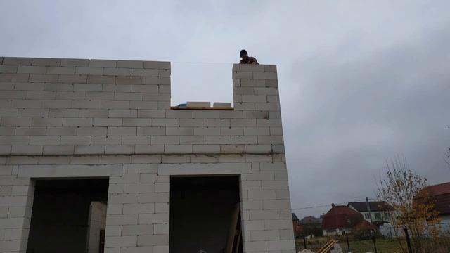 Небольшой коттедж из газоблока (9х9м) с идеальной планировкой для семьи из 3-4 человек