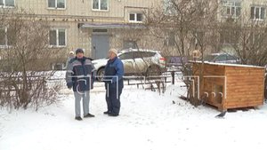 На детской площадке в дворе многоквартирного дома построили незаконный приют для бездомных собак