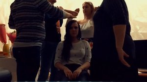 Как поднять человека на пальцах