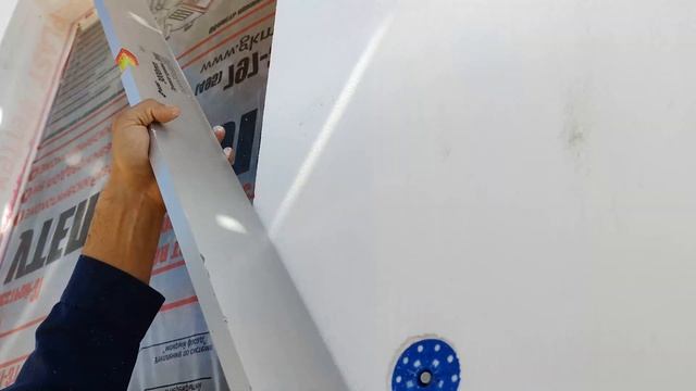 Выравнивание плоскости фасада за счёт подшкуривания пенопласта наждачными тёрками, уклон под отлив