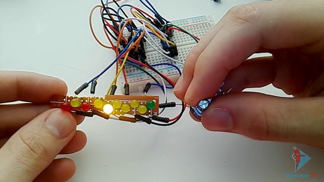 Десятичный счетчик CD4017 (Электроника шаг за шагом - Выпуск 14) смотреть онлайн