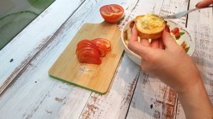 Наши самые любимые бутерброды/Два варианта/Бутерброды со шпротами/С сыром и помидорами/Закуски.