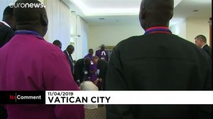 Papa Francesco bacia i piedi dei leader sudanesi_ 