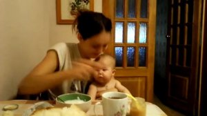 Малыш кушает с мамой