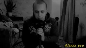 читает рэп про маму