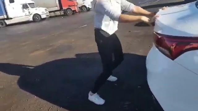 Девка зажигает на парковке смотреть всем смотреть онлайн