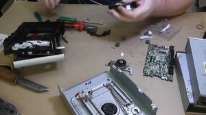 Разборка DVD привода от компьютера на металл.