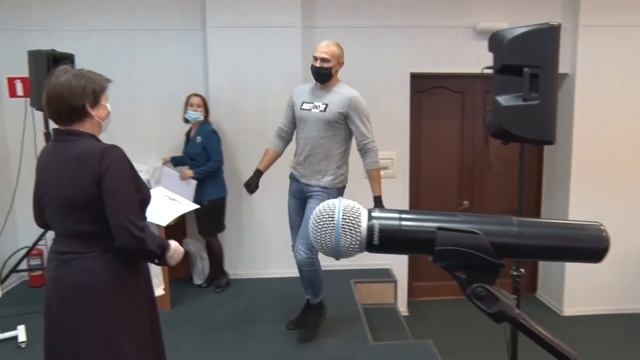 Глава района отметила волонтеров благодарственными письмами и памятными подарками смотреть онлайн